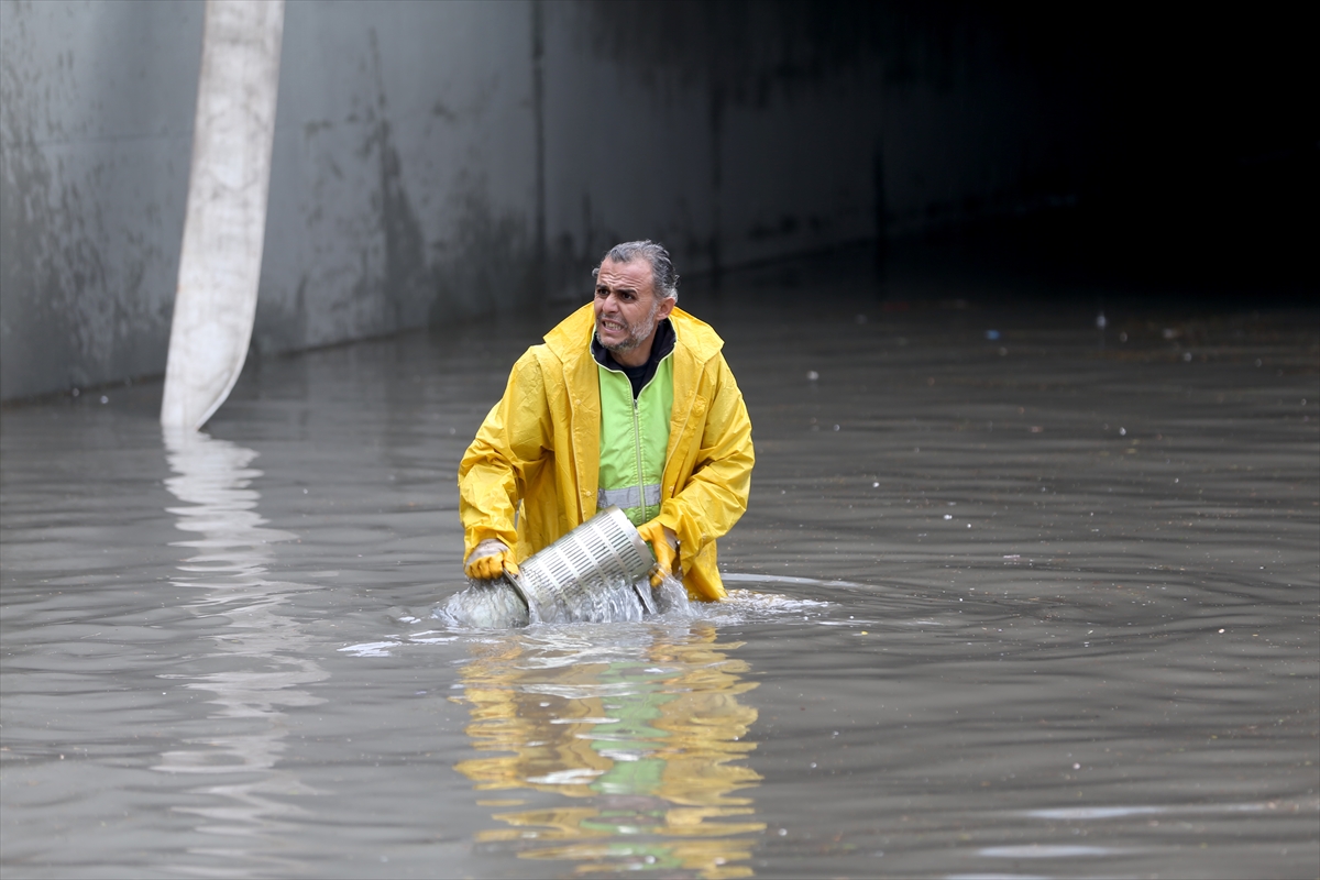 Ankara Büyükşehir Belediyesi ekipleri, suyun tahliyesi ve aracın sudan çıkarılması için çalışma yürüttü. / AA